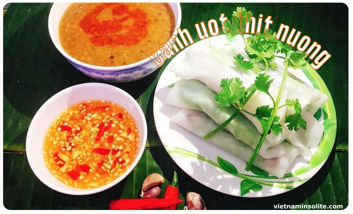 Le Bánh Ướt Thịt Nướng est un plat vietnamien emblématique de Hué, composé de viande grillée, de rouleaux de nouilles de riz, d'une sauce à tremper, d'herbes locales, et de légumes frais.